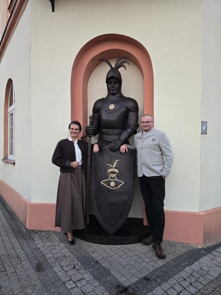 Rycerz znów czuwa nad Mikołowem! Imponująca figura Mikuły z brązu stanęła przy ratuszu / fot. Stanisław Piechula FB