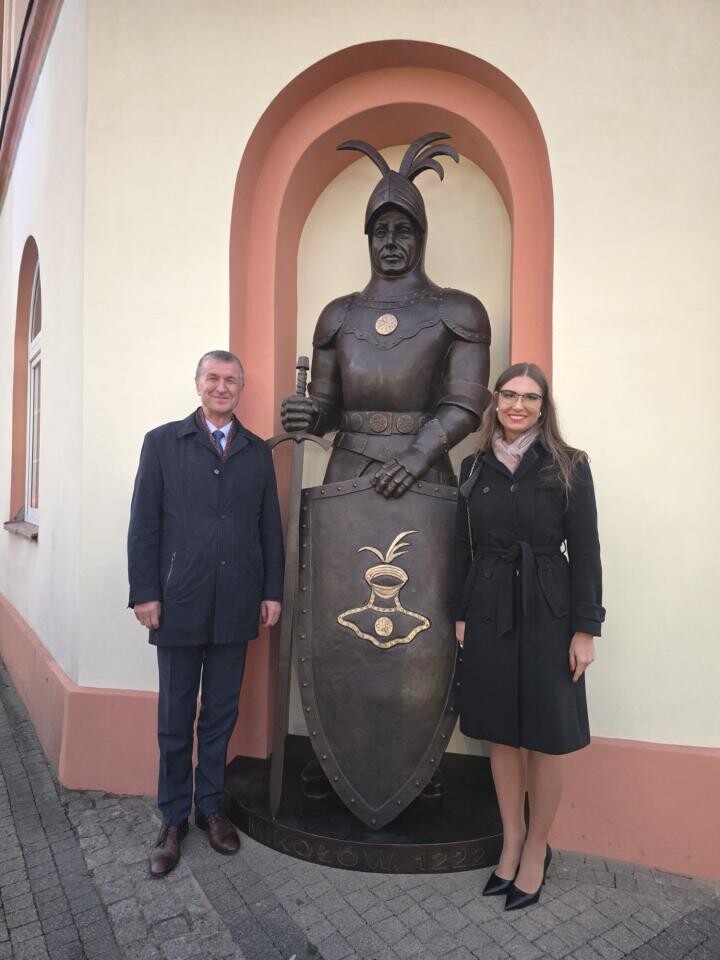 Rycerz znów czuwa nad Mikołowem! Imponująca figura Mikuły z brązu stanęła przy ratuszu / fot. Stanisław Piechula FB