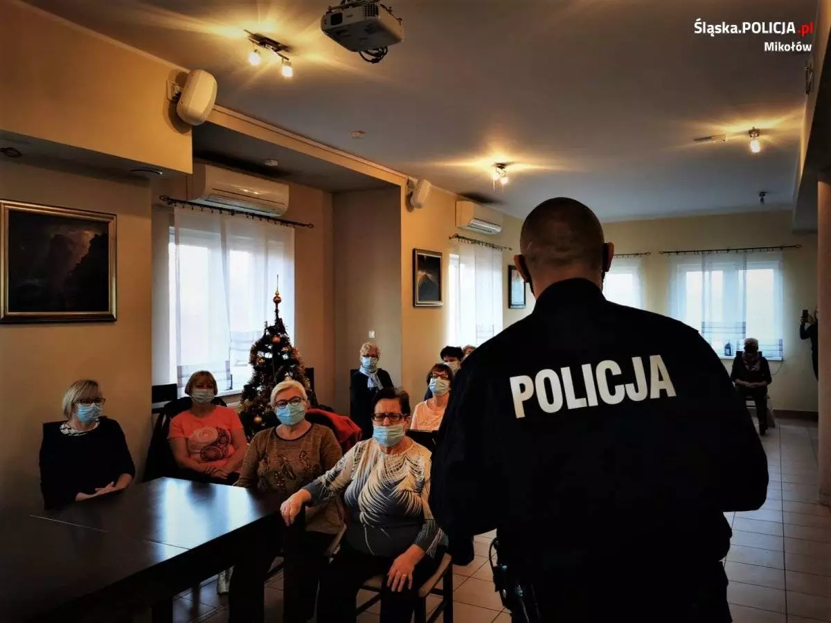 Seniorki z dzielnicy Borowa Wieś spotkały się z policyjnymi profilaktykami