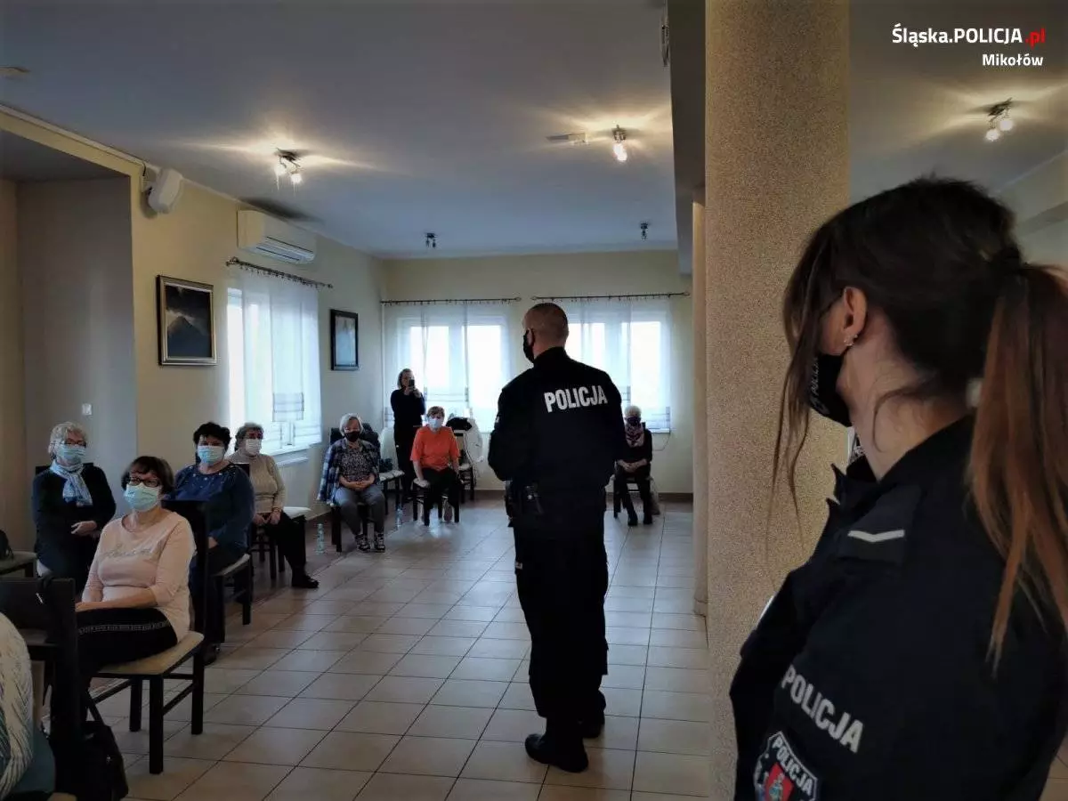 Seniorki z dzielnicy Borowa Wieś spotkały się z policyjnymi profilaktykami