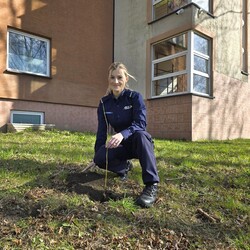 &#346;l&#261;skie policjantki posadzi&#322;y 100 drzew z okazji 100-lecia Kobiet w Policji