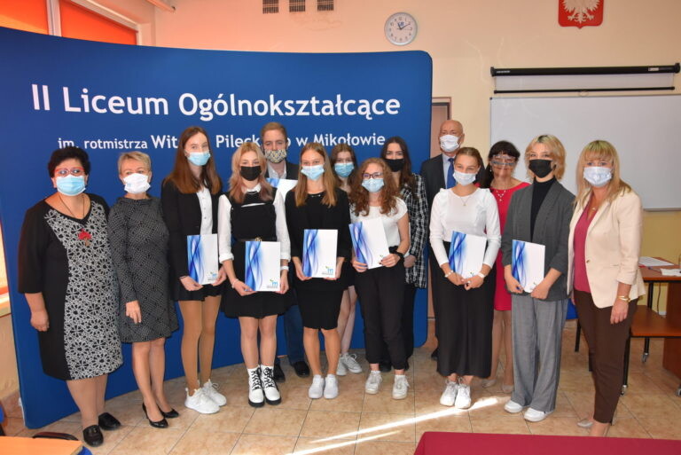 22 września w dwóch mikołowskich liceach odbyła się uroczystość wręczenia stypendiów Starosty Mikołowskiego za rok szkolny 2020/2021.