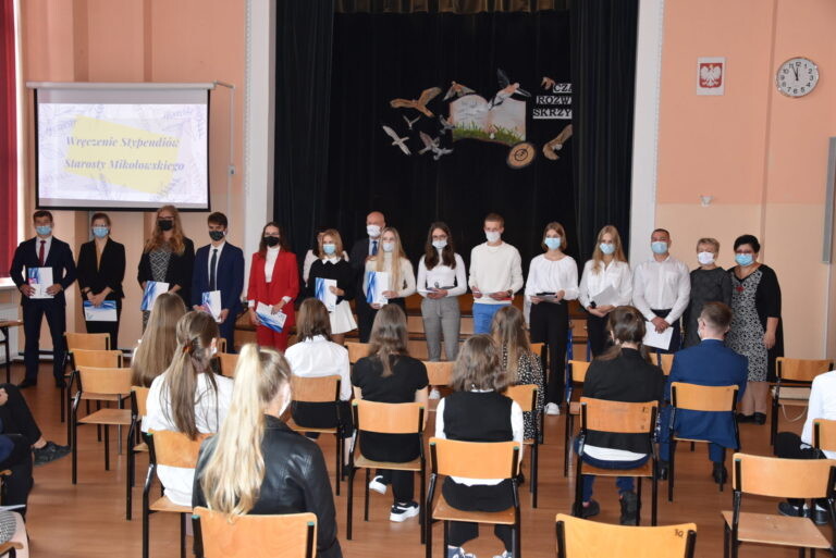 22 września w dwóch mikołowskich liceach odbyła się uroczystość wręczenia stypendiów Starosty Mikołowskiego za rok szkolny 2020/2021.