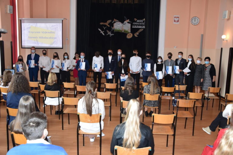 22 września w dwóch mikołowskich liceach odbyła się uroczystość wręczenia stypendiów Starosty Mikołowskiego za rok szkolny 2020/2021.