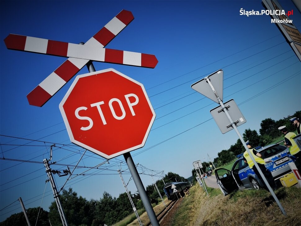 Policjanci z mikołowskiej komendy wyjaśniają okoliczności wypadku drogowego, do którego doszło na oznakowanym przejeździe kolejowym w jednej z dzielnic Orzesza.