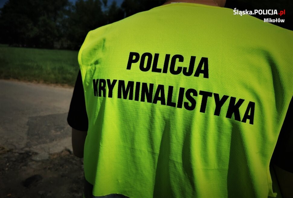Policjanci z mikołowskiej komendy wyjaśniają okoliczności wypadku drogowego, do którego doszło na oznakowanym przejeździe kolejowym w jednej z dzielnic Orzesza.