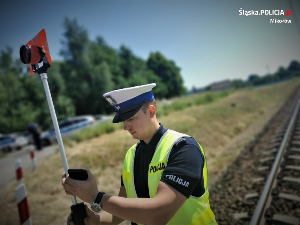 Policjanci z mikołowskiej komendy wyjaśniają okoliczności wypadku drogowego, do którego doszło na oznakowanym przejeździe kolejowym w jednej z dzielnic Orzesza.