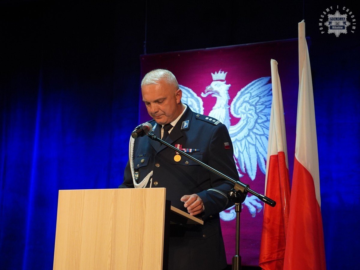 Uroczysta zbiórka z okazji Święta Policji odbyła się w MDK Mikołów / fot. KPP Mikołów