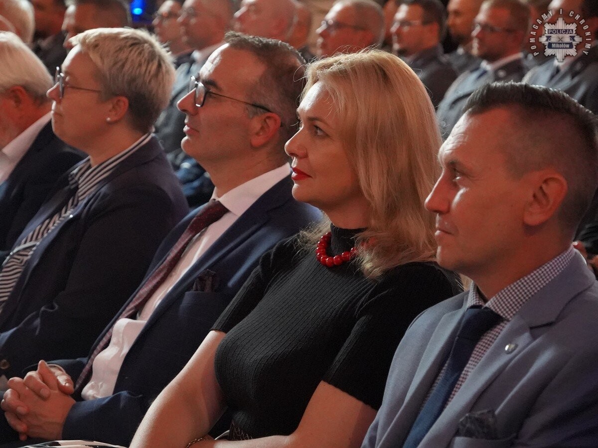 Uroczysta zbiórka z okazji Święta Policji odbyła się w MDK Mikołów / fot. KPP Mikołów