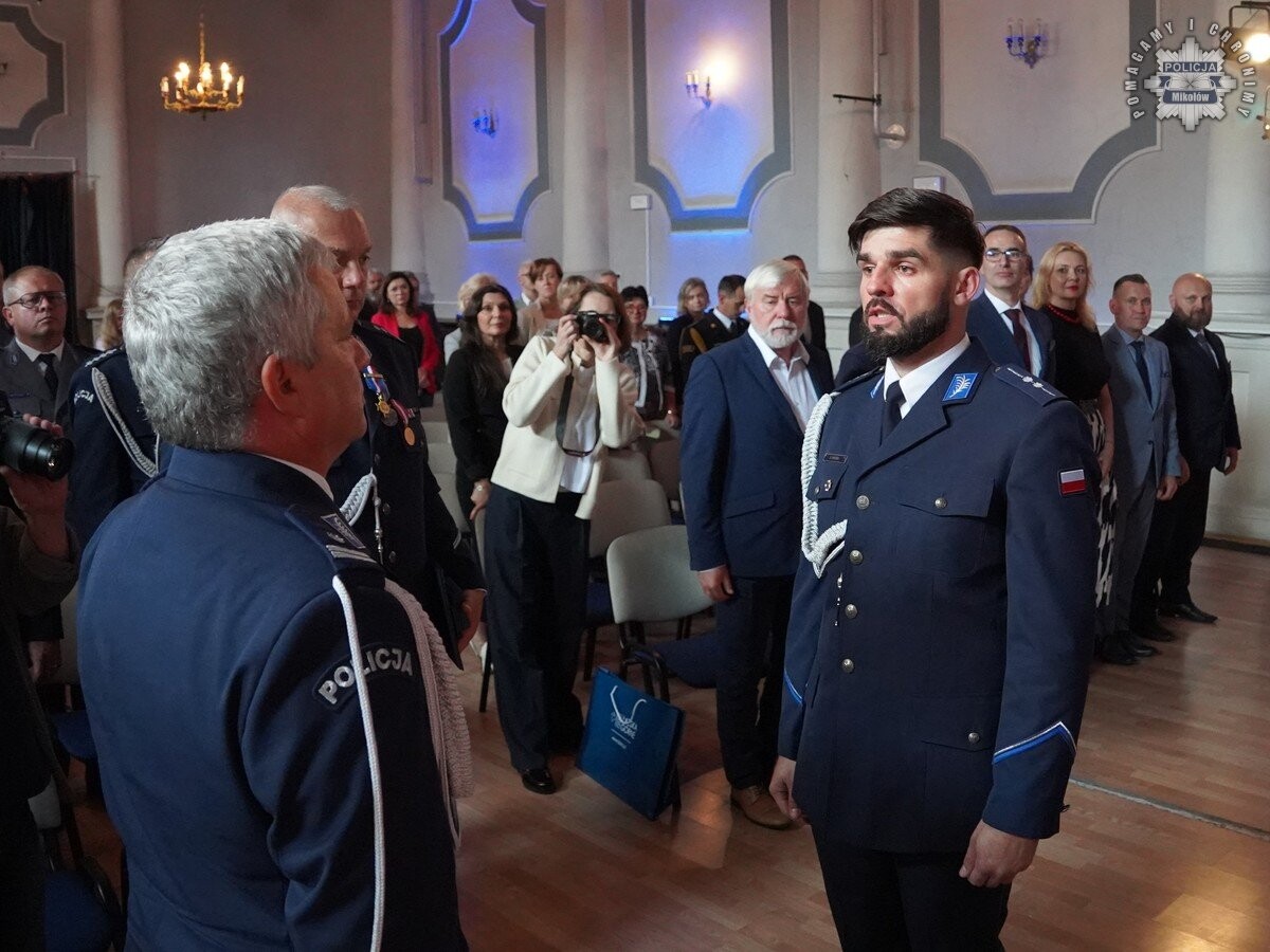 Uroczysta zbiórka z okazji Święta Policji odbyła się w MDK Mikołów / fot. KPP Mikołów