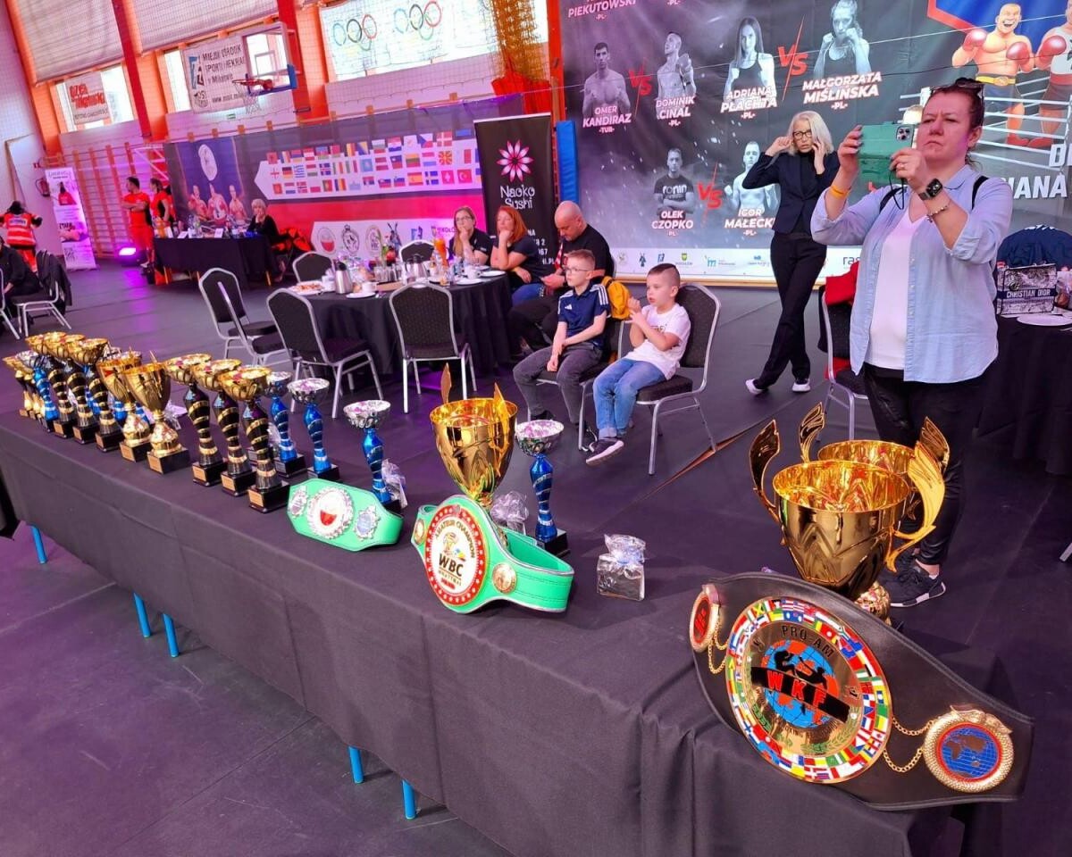 W sobotę tj. 16 marca br. w Hali Sportowej MOSiR odbyła się VI Charytatywna Gala Kickboxingu dla Adriana i Darka, którzy cierpią na bardzo poważne schorzenia / fot. Flash K1 Mikołów