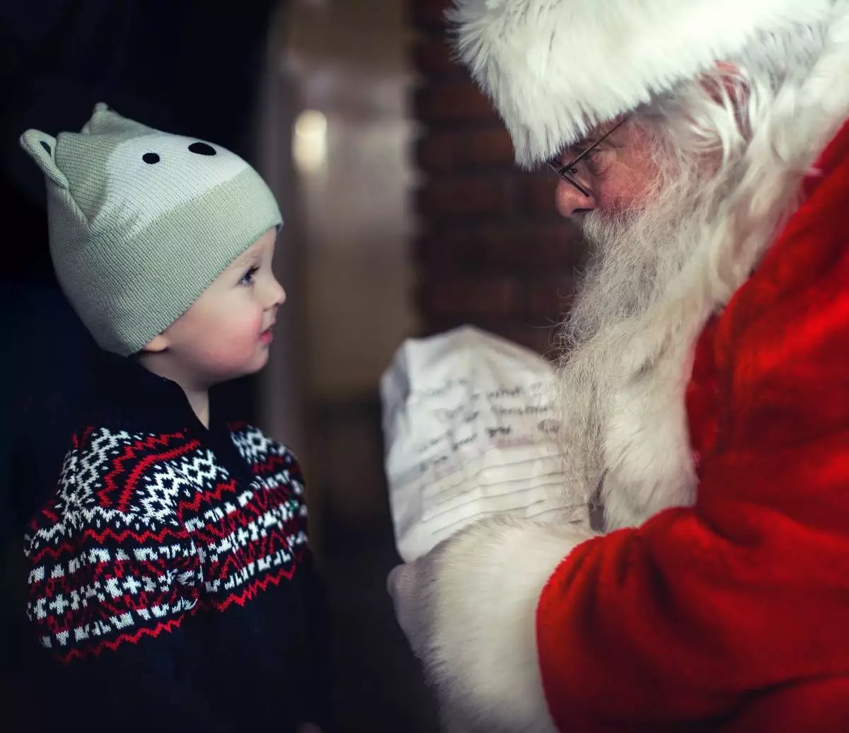 W Mikołajki św. Mikołaj spotka się z najmłodszymi mieszkańcami w MDK / fot. Unsplash