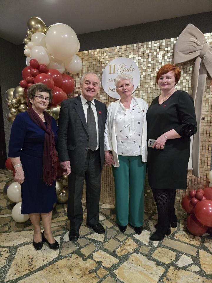 II Mikołowska Gala Aktywnego Seniora za nami. Podczas wydarzenia wręczono tytuł Mikołowskiej Aktywnej Seniorki 2025, który otrzymała Barbara Kozłowska ze Stowarzyszenia Siloe / fot. Dawid Głodkowski