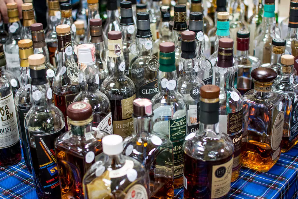 Raz w roku w Mikołowie odbywa się święto wszystkich tych, dla których "woda życia" stanowi nie tylko miłą odskocznię od codzienności, ale też pasję i sposób na życie. W karczmie Stodoła spotkali się miłośnicy mocnych alkoholi, aby razem celebrować kolejną odsłonę Whisky and Food Festival. Jak było? Sprawdziliśmy!