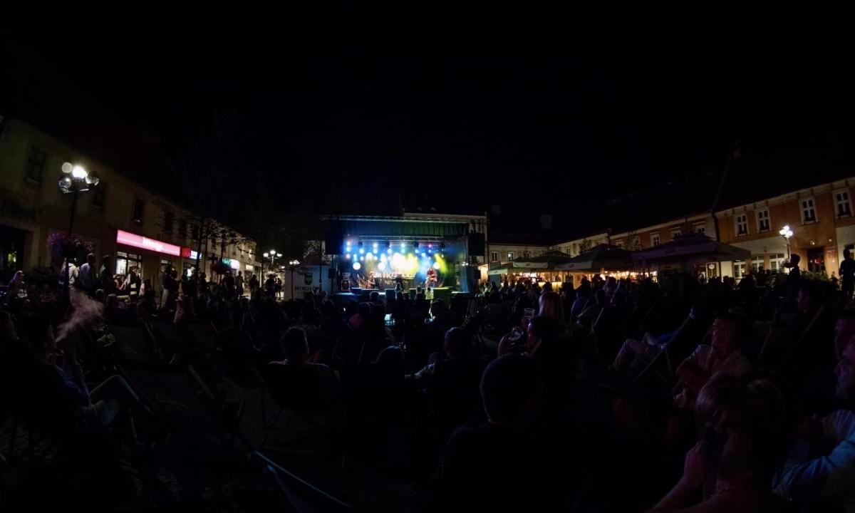 W piątkowy wieczór, 23 sierpnia 2024 roku, na Rynku w Mikołowie odbył się kolejny koncert z cyklu “Letnie Granie” / fot.UM Mikołów (EmK4)
