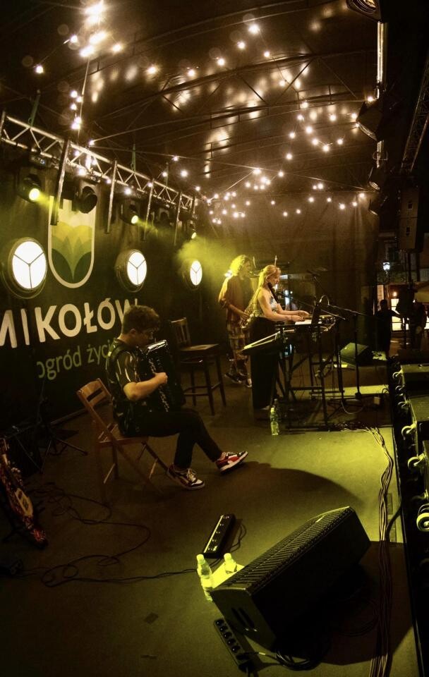 W piątkowy wieczór, 23 sierpnia 2024 roku, na Rynku w Mikołowie odbył się kolejny koncert z cyklu “Letnie Granie” / fot.UM Mikołów (EmK4)