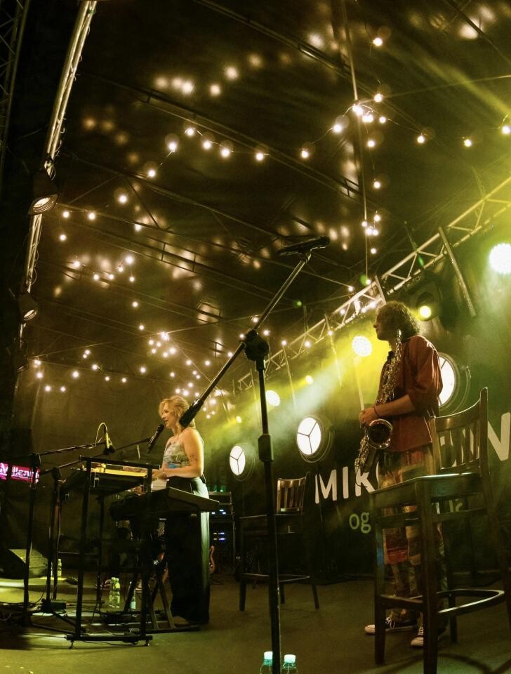 W piątkowy wieczór, 23 sierpnia 2024 roku, na Rynku w Mikołowie odbył się kolejny koncert z cyklu “Letnie Granie” / fot.UM Mikołów (EmK4)