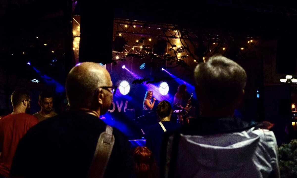 W piątkowy wieczór, 23 sierpnia 2024 roku, na Rynku w Mikołowie odbył się kolejny koncert z cyklu “Letnie Granie” / fot.UM Mikołów (EmK4)