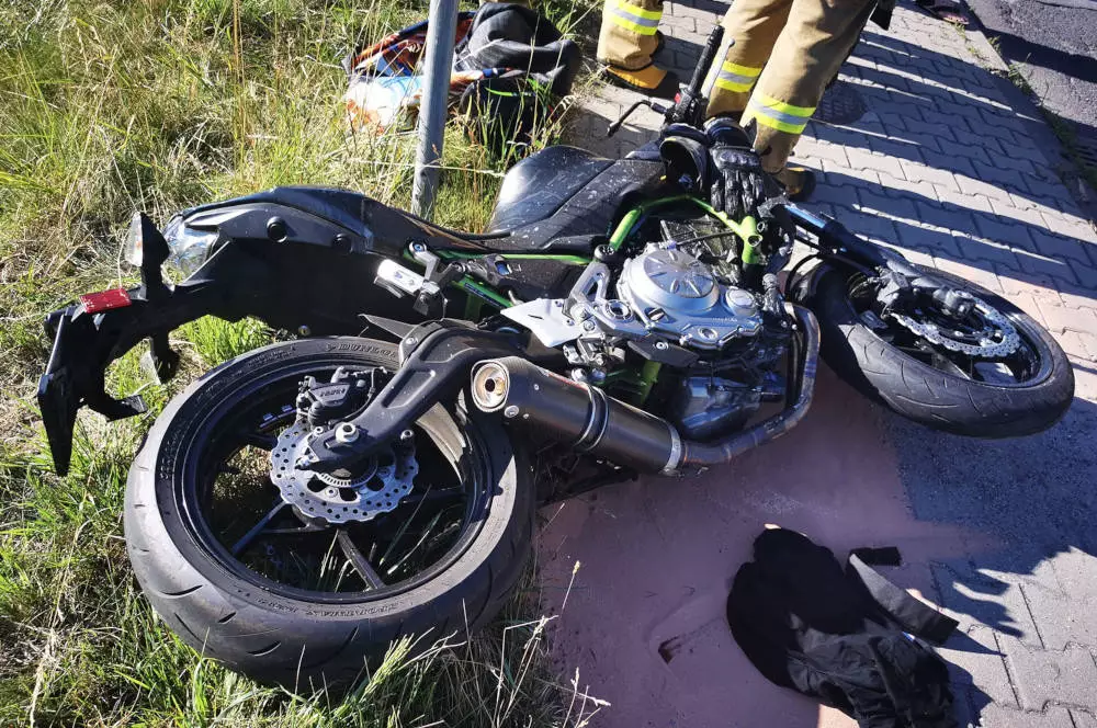 Wypadek w Gostyni. Motocyklista uderzył w bok osobowego volkswagena/fot. KPP Mikołów [FB]