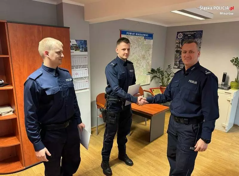 Wyróżnienie dla mikołowskich policjantów za uratowanie 14-latka z pożaru!