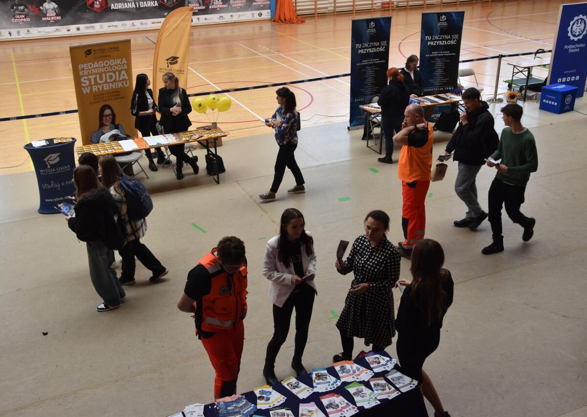 XII Targi Edukacyjne Powiatu Mikołowskiego zgromadziły wczoraj w hali sportowej MOSiR w Mikołowie kilkunastu wystawców reprezentujących uczelnie wyższe z województwa śląskiego i małopolskiego