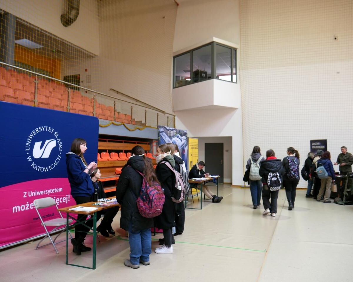 XIII Targi Edukacyjne w Mikołowie – uczelnie i instytucje edukacyjne zaprezentowały swoje oferty. Doskonała okazja dla młodzieży do wyboru przyszłej ścieżki kariery edukacyjnej / fot. Aktualności Powiatu Mikołowskiego