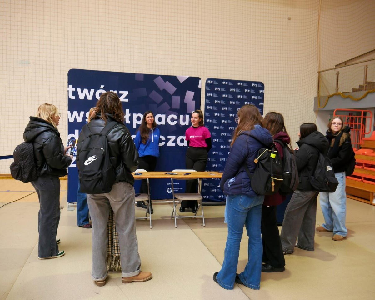 XIII Targi Edukacyjne w Mikołowie – uczelnie i instytucje edukacyjne zaprezentowały swoje oferty. Doskonała okazja dla młodzieży do wyboru przyszłej ścieżki kariery edukacyjnej / fot. Aktualności Powiatu Mikołowskiego