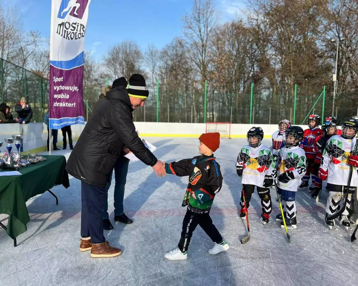 17 grudnia na odbył się coroczny turniej mini-hokeja, w którym do walki o Puchar Dyrektora MOSiR Mikołów stanęły 4 drużyny / fot. MOSiR Mikołów