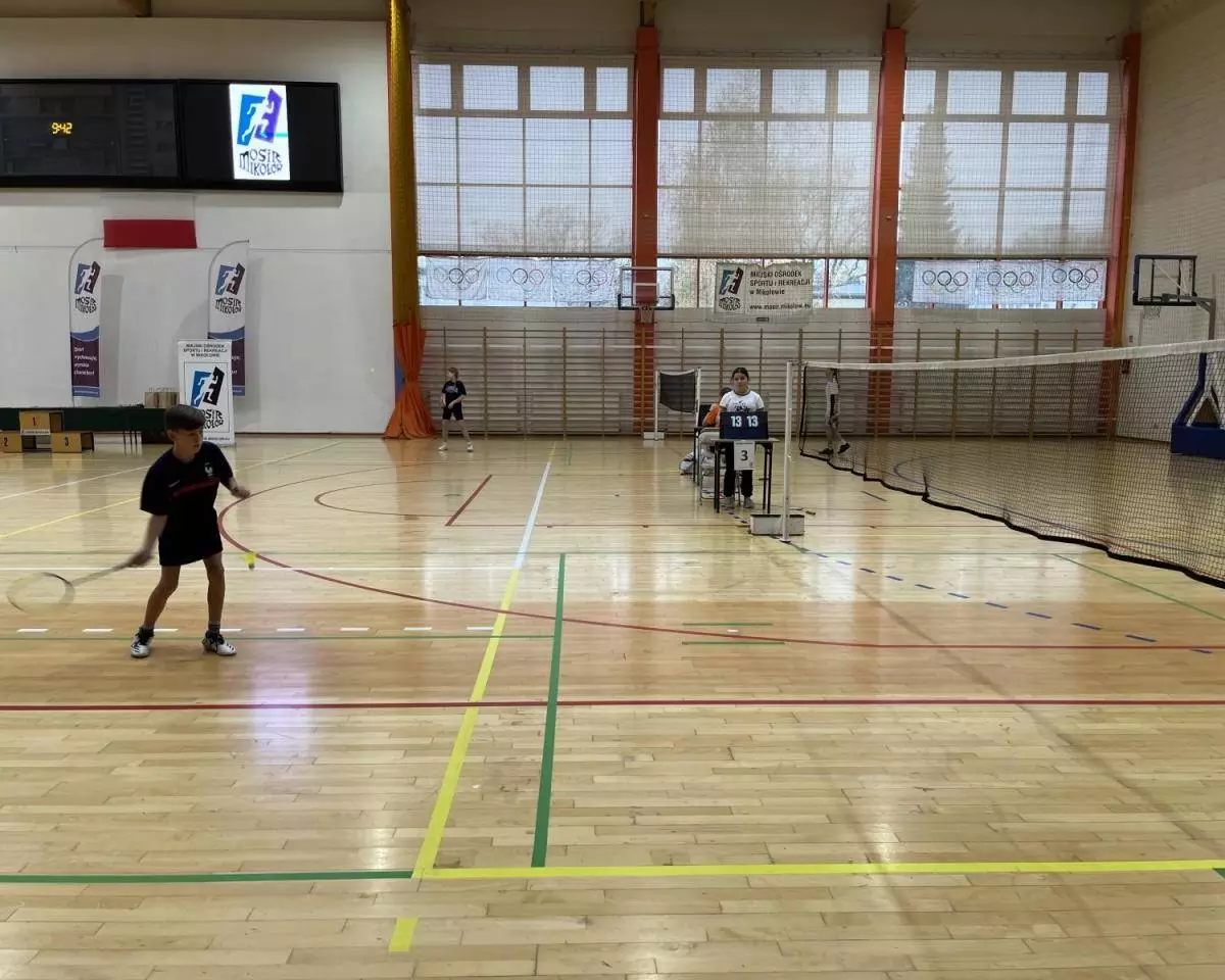 18 listopada br. w Hali Sportowej MOSiR Mikołów odbył się coroczny turniej badmintona, w którym udział wzięli uczniowie szkół podstawowych, młodzież szkół średnich oraz seniorzy. / fot. MOSiR Mikołów
