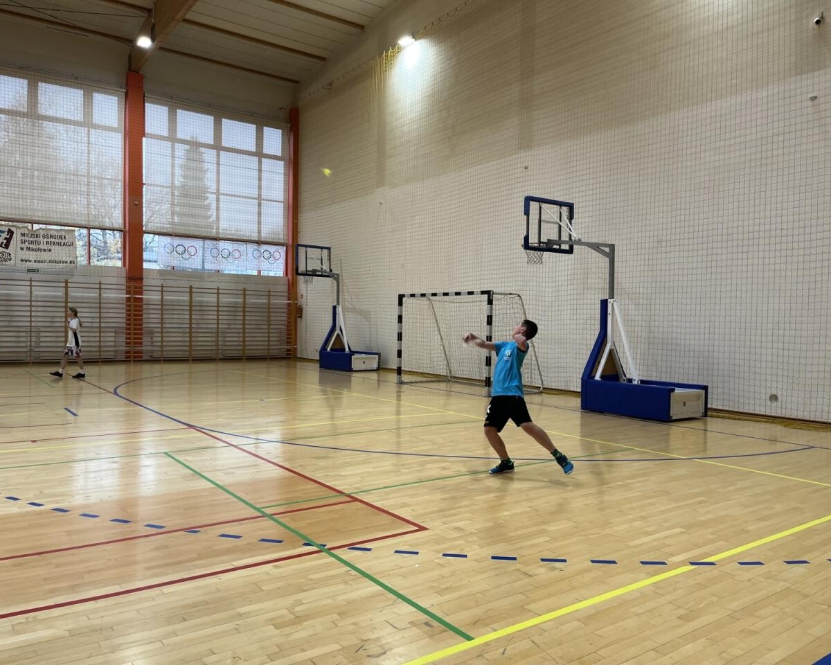 18 listopada br. w Hali Sportowej MOSiR Mikołów odbył się coroczny turniej badmintona, w którym udział wzięli uczniowie szkół podstawowych, młodzież szkół średnich oraz seniorzy. / fot. MOSiR Mikołów