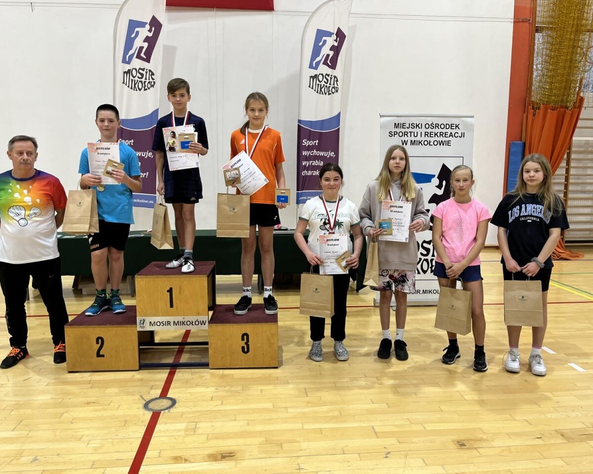 18 listopada br. w Hali Sportowej MOSiR Mikołów odbył się coroczny turniej badmintona, w którym udział wzięli uczniowie szkół podstawowych, młodzież szkół średnich oraz seniorzy. / fot. MOSiR Mikołów
