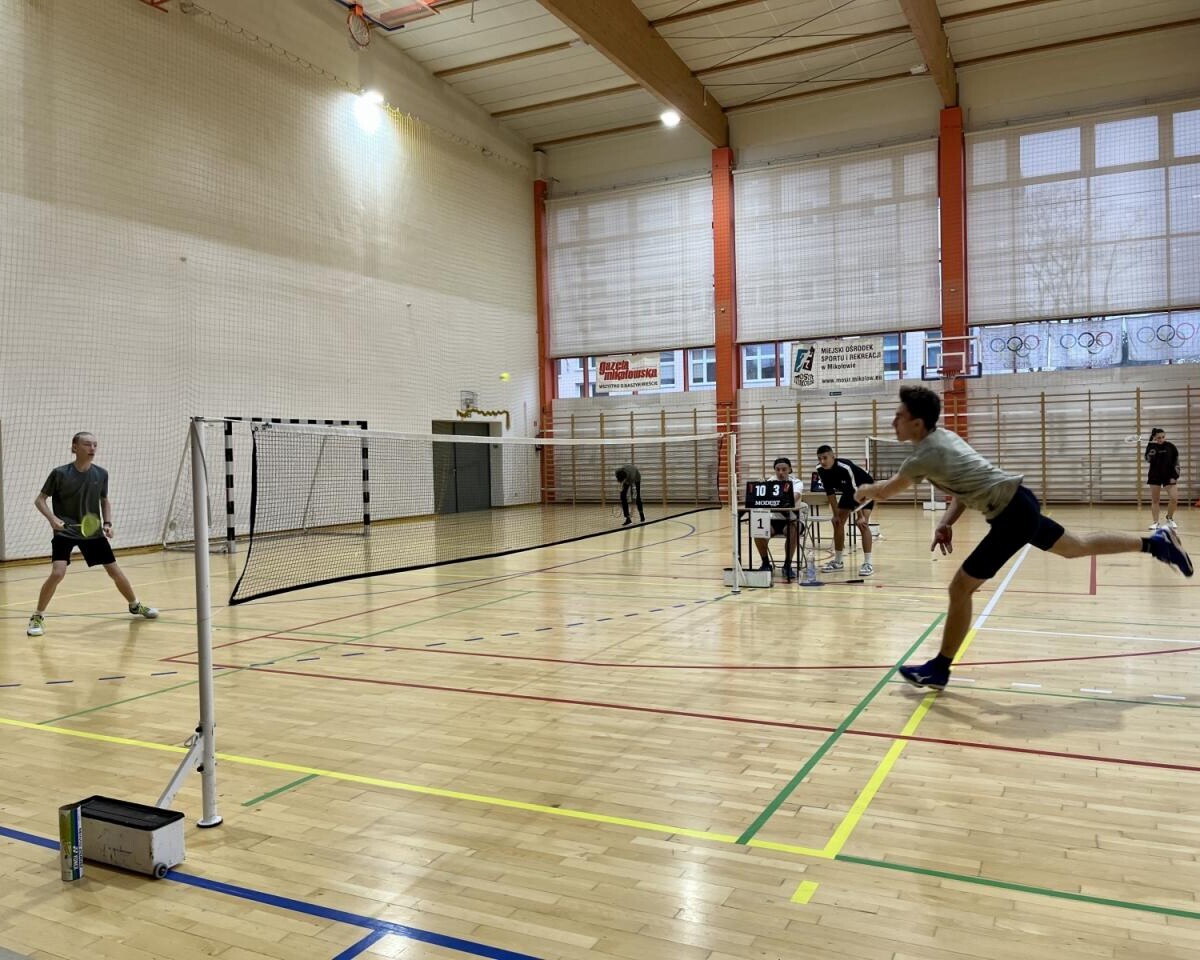 18 listopada br. w Hali Sportowej MOSiR Mikołów odbył się coroczny turniej badmintona, w którym udział wzięli uczniowie szkół podstawowych, młodzież szkół średnich oraz seniorzy. / fot. MOSiR Mikołów