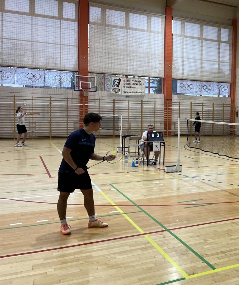 18 listopada br. w Hali Sportowej MOSiR Mikołów odbył się coroczny turniej badmintona, w którym udział wzięli uczniowie szkół podstawowych, młodzież szkół średnich oraz seniorzy. / fot. MOSiR Mikołów