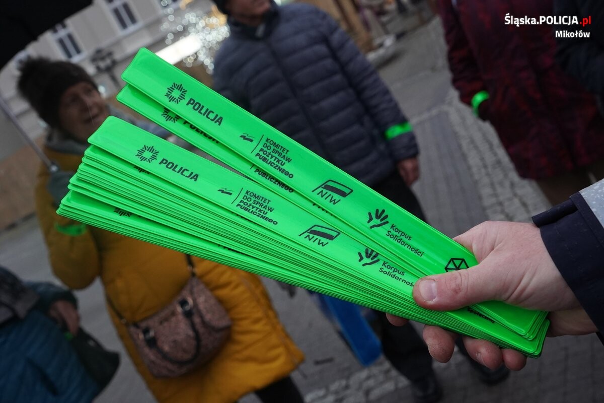 W środę rano we wszystkich gminach powiatu mikołowskiego odbyła się akcja profilaktyczna, podczas której policjanci wraz z miejscowymi seniorami rozdawali odblaskowe opaski / fot. KPP Mikołow