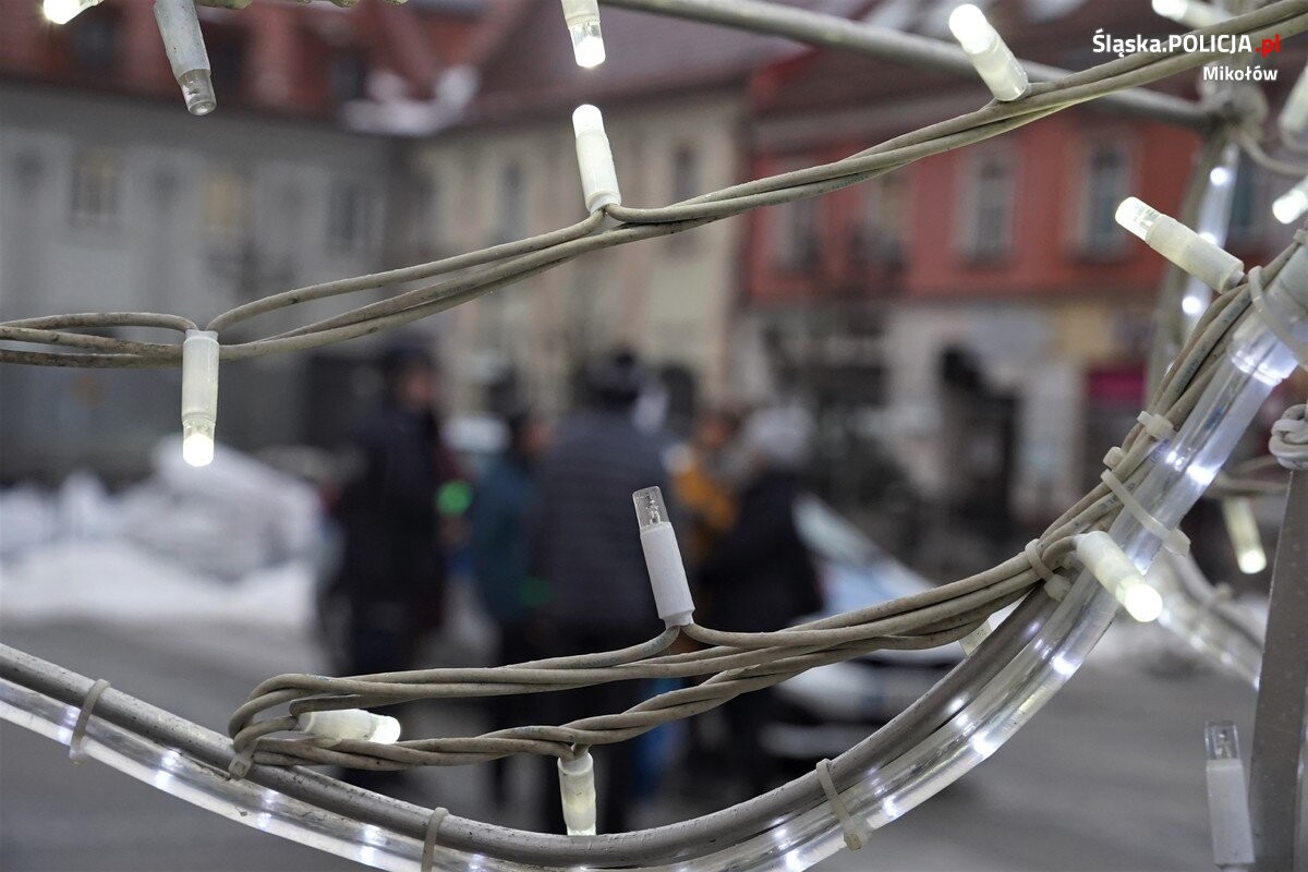 W środę rano we wszystkich gminach powiatu mikołowskiego odbyła się akcja profilaktyczna, podczas której policjanci wraz z miejscowymi seniorami rozdawali odblaskowe opaski / fot. KPP Mikołow