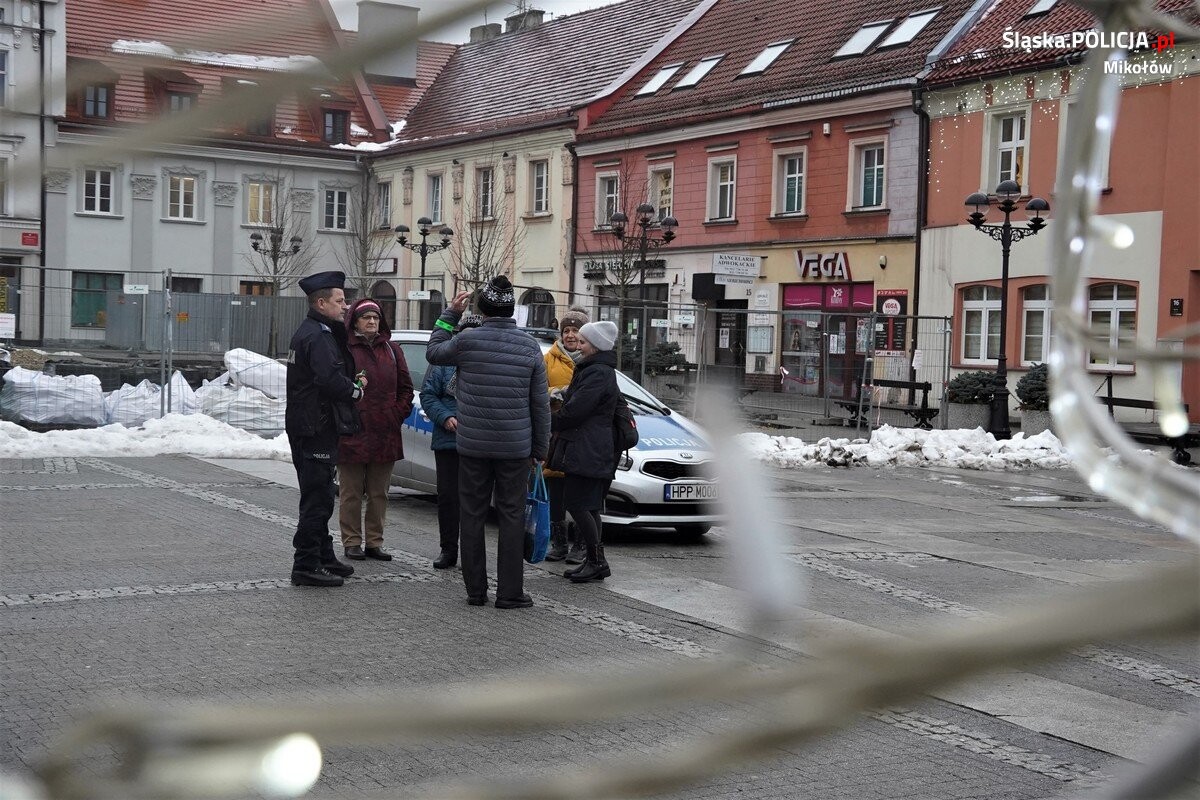 W środę rano we wszystkich gminach powiatu mikołowskiego odbyła się akcja profilaktyczna, podczas której policjanci wraz z miejscowymi seniorami rozdawali odblaskowe opaski / fot. KPP Mikołow