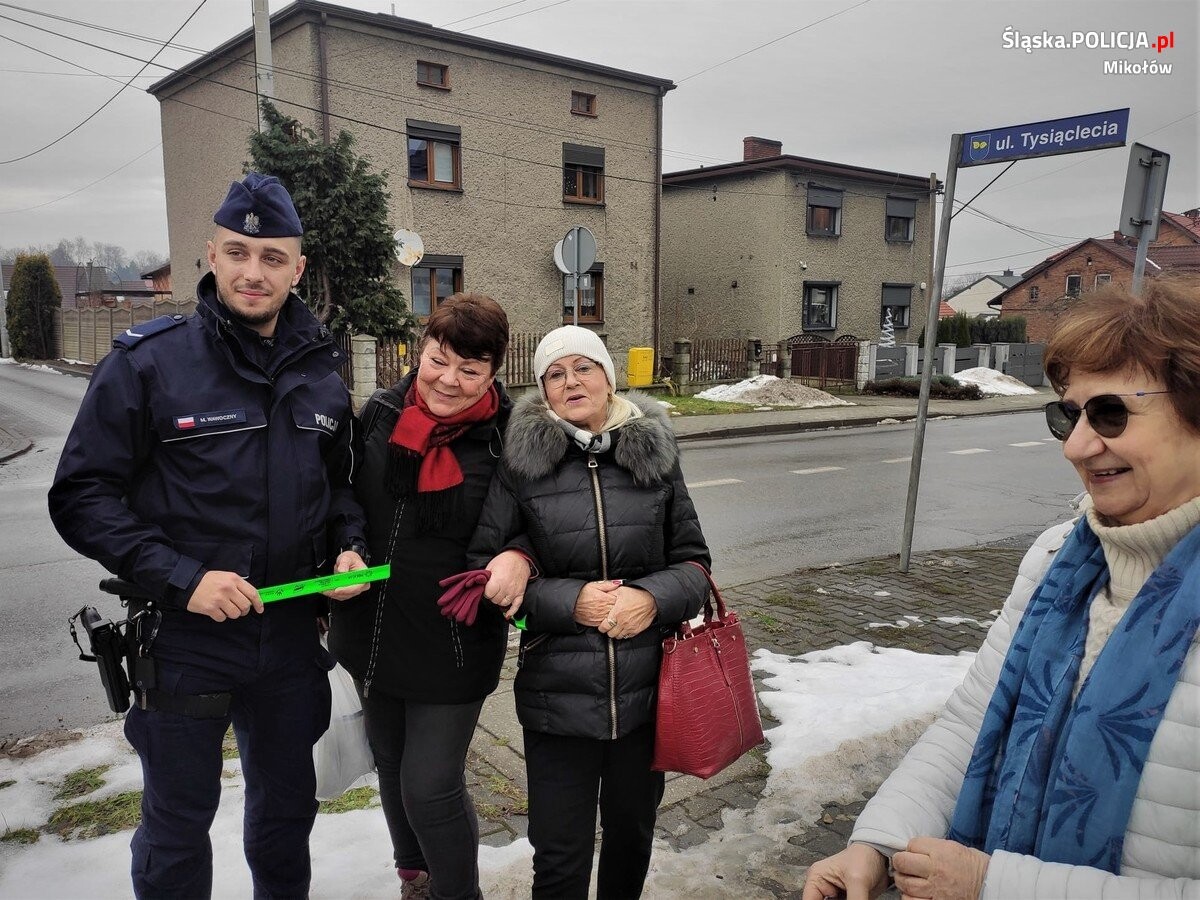 W środę rano we wszystkich gminach powiatu mikołowskiego odbyła się akcja profilaktyczna, podczas której policjanci wraz z miejscowymi seniorami rozdawali odblaskowe opaski / fot. KPP Mikołow