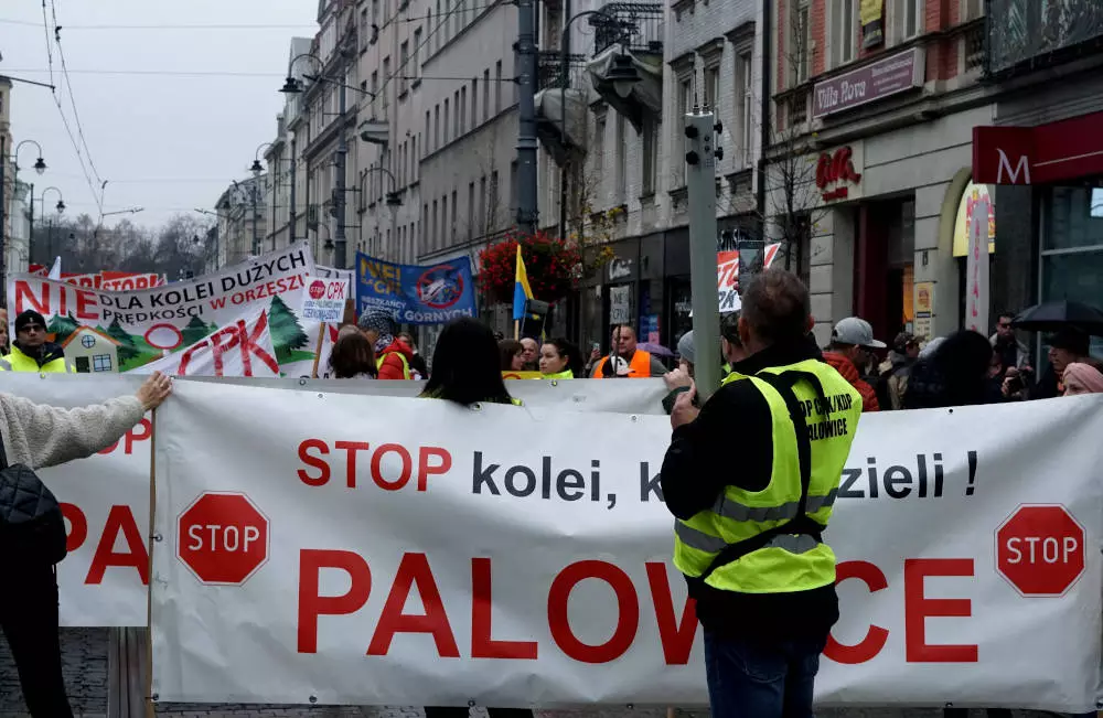 [ZDJ&#280;CIA] „Nie dla bandyckich wyw&#322;aszcze&#324;!”. Przeciwnicy CPK/KDP protestowali w Katowicach